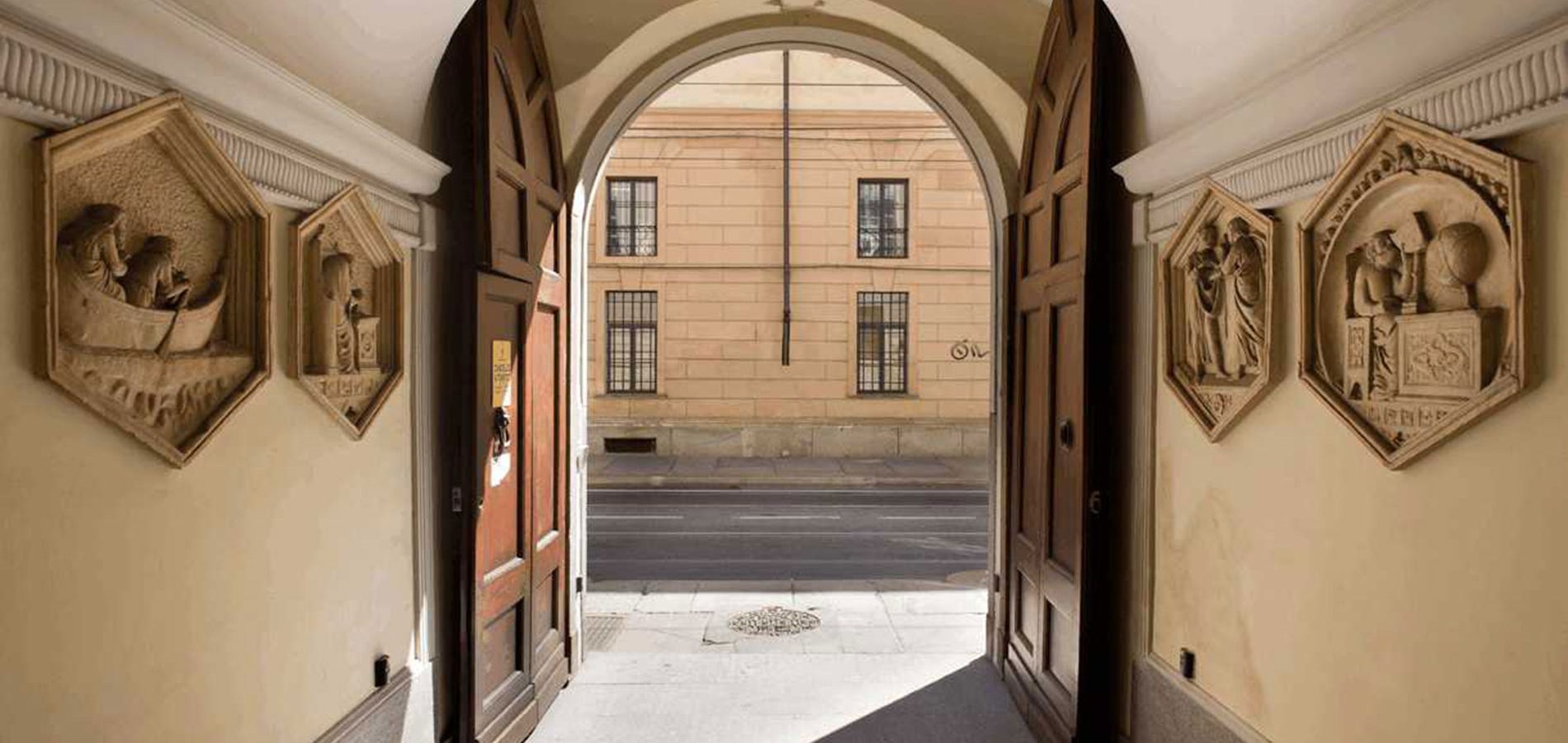 portone d'ingresso dell'istituo alfieri carrù di torino