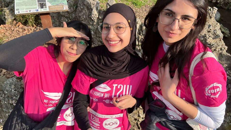 Raagazze che partecipano alla corsa- camminata non competitiva